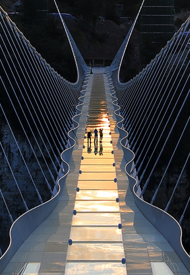 Zhangjiajie Glass Bridge,rendering the feeling of walking on the clouds