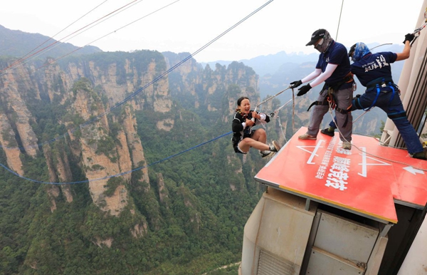 Heart-stopping high swing brings thrills to Zhangjiajie