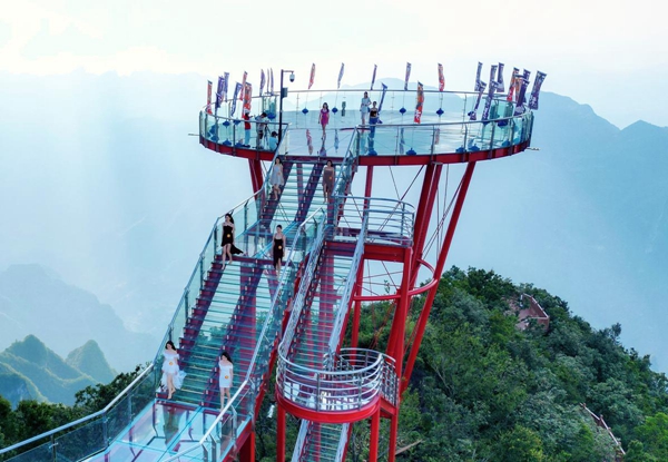 Zhangjiajie holds fashion show high above ground