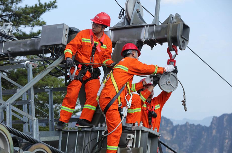 Rescuers practice on steep tram in Zhangjiajie
