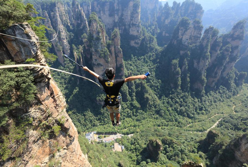 Bunjee jumping competition takes off in Zhangjiajie National Forest Park