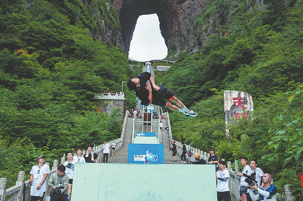 China's famed Tianmen Mountain shatters tourist number record