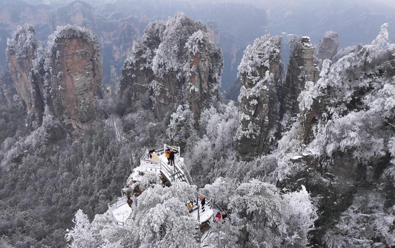 Winter tourists enjoy unique sights as cold wave hits Zhangjiajie