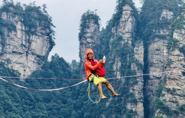 Zhangjiajie hosts daring slackline competition