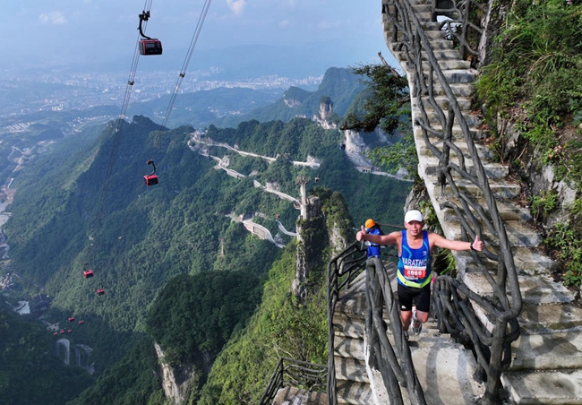 Trail runners race over dangerous road in Zhangjiajie