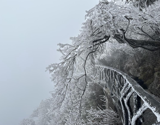 Winter storm transforms Tianmenshan into frosty wonderland
