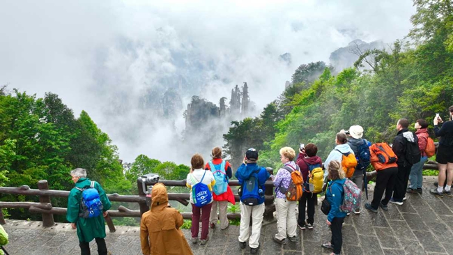 Mist-shrouded peaks attract crowds in Zhangjiajie
