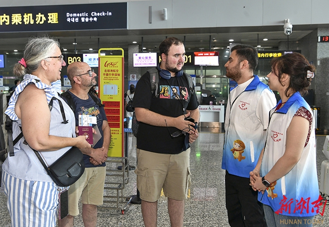 Foreign Volunteers Help Make Summer Travel Rush Easier in Zhangjiajie
