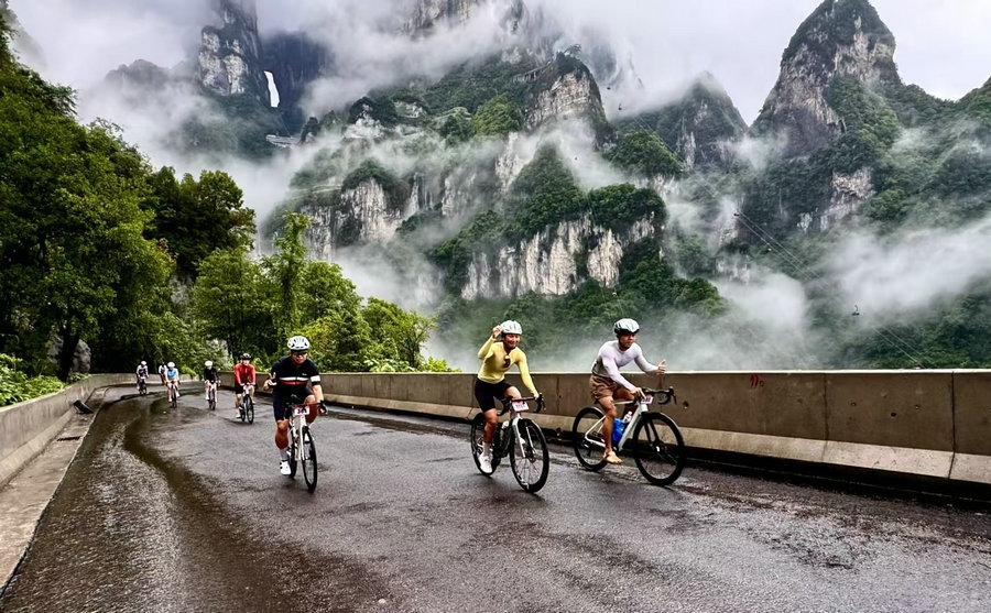Traveling just for sport at Tianmen Mountain