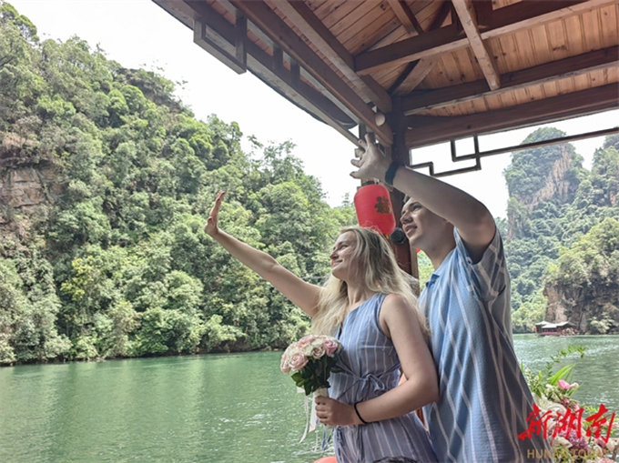 Love Blossoms for Russian Couple in Zhangjiajie