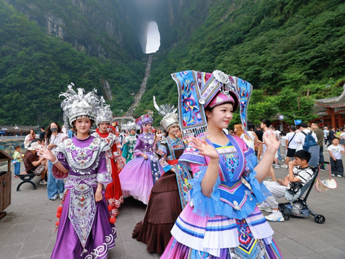 Folk performances draw crowds at Tianmen Mountain