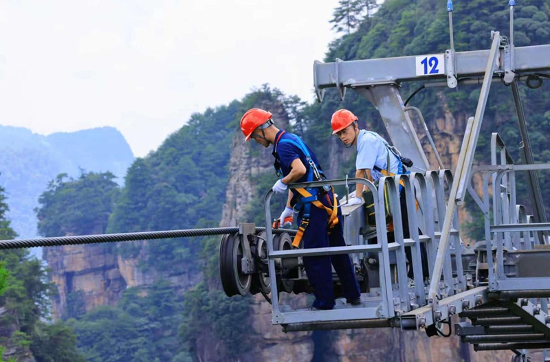 Zhangjiajie park staff brave heat for cableway safety inspections