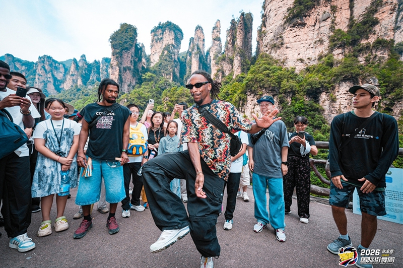 Zhangjiajie Mountains become a stage for street dance