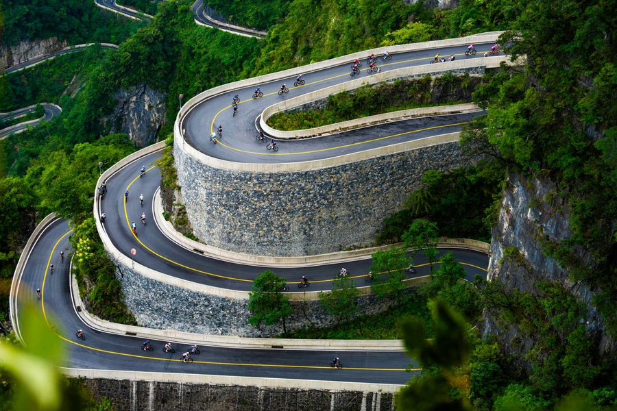 Over 1,500 cyclists tackle Zhangjiajie's annual Sky Road event