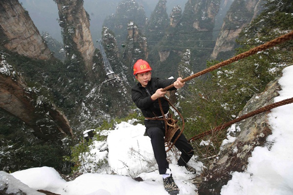 Zhangjiajie's Spider man saving the world from litterbugs