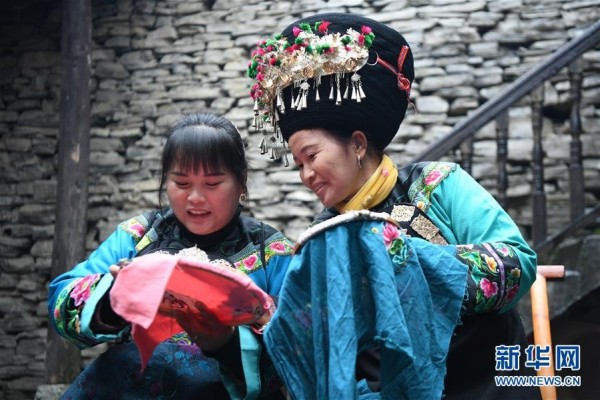 Traditional Embroidery Helps Fenghuang Miao People out of Poverty