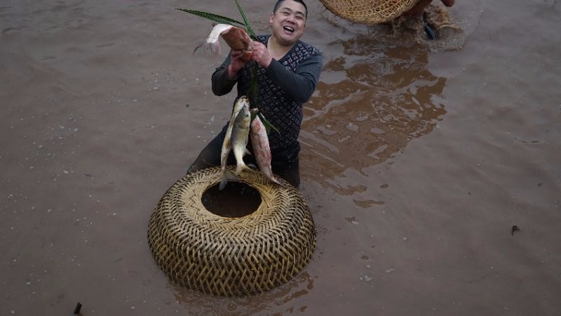 Chicken Cover Fishing Celebration Spring Festival in Shiyanping