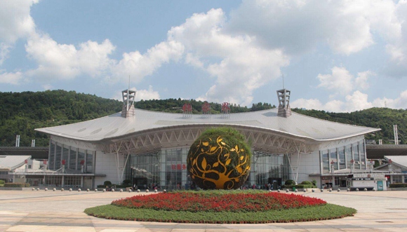 Zhangjiajie train station.jpg