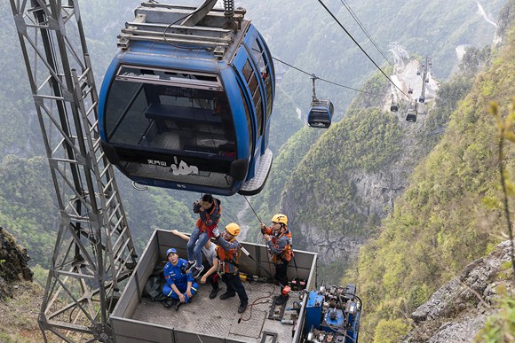 Rescue workers put through their paces in Tianmen Mountain