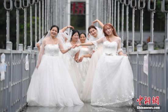 Female Workers Take Wedding Photos on a Glass Bridge