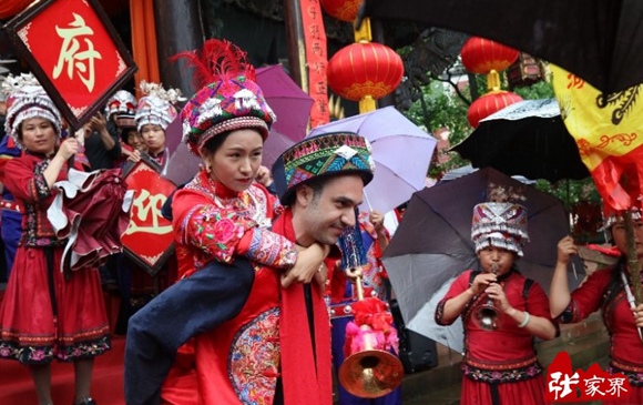 Tujia wedding held at culture park in Zhangjiajie