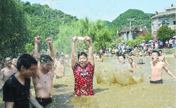 Yao Village Celebrates ‘Mud-washing’ Festival
