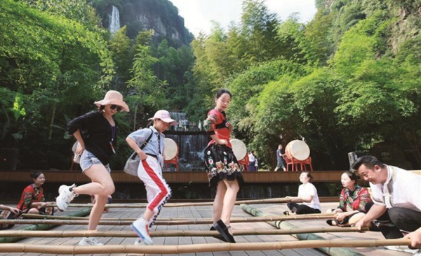 Zhangjiajie Visitors Enjoy Folk Customs Events