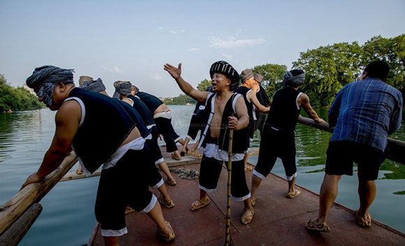 Shouting worker s chant on Yuanshui River