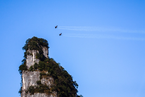 Frenchmen fly through Tianmenshan Mountain