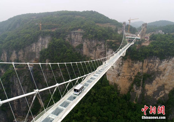 Cool the craze for Zhangjiajie glass bridges